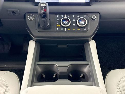 Used 2025 Land Rover Defender 110 X-Dynamic SE image 12
