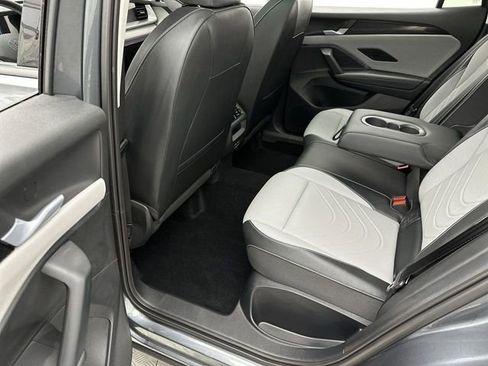 Used 2025 Volkswagen Tiguan SE image 23