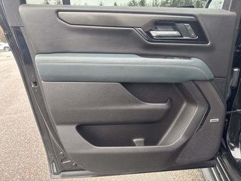 Used 2025 GMC Yukon XL AT4 image 24