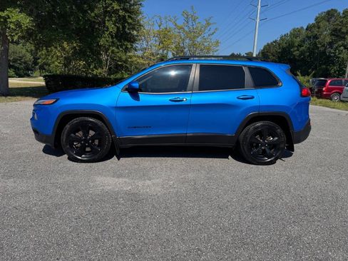 Used 2018 Jeep Cherokee Latitude w/ Altitude Package FWD image 3