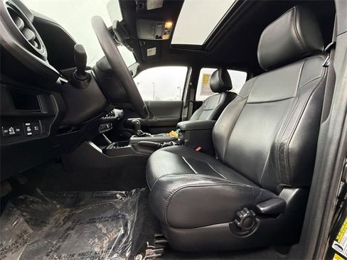 Used 2018 Toyota Tacoma TRD Sport image 4