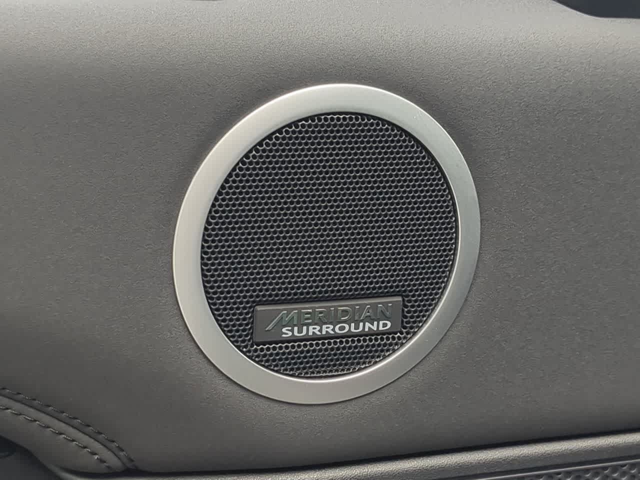 Certified 2025 Land Rover Discovery S AWD/4WD image 33