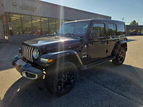 Used 2023 Jeep Wrangler Unlimited Sahara w/ Cold Weather Group AWD/4WD image 8