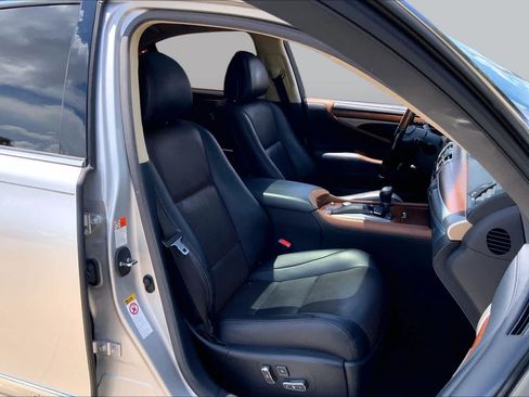 Used 2015 Lexus LS 460 w/ Comfort Package RWD image 9