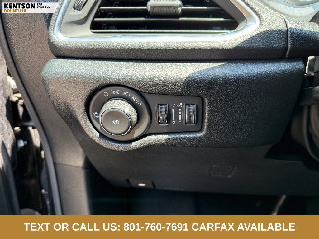 Used 2026 Chrysler Pacifica Limited FWD image 18