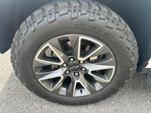 Used 2022 Chevrolet Tahoe Z71 w/ Luxury Package AWD/4WD image 9