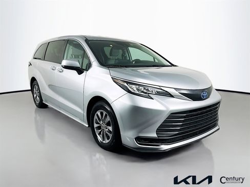 Used 2023 Toyota Sienna LE FWD image 3