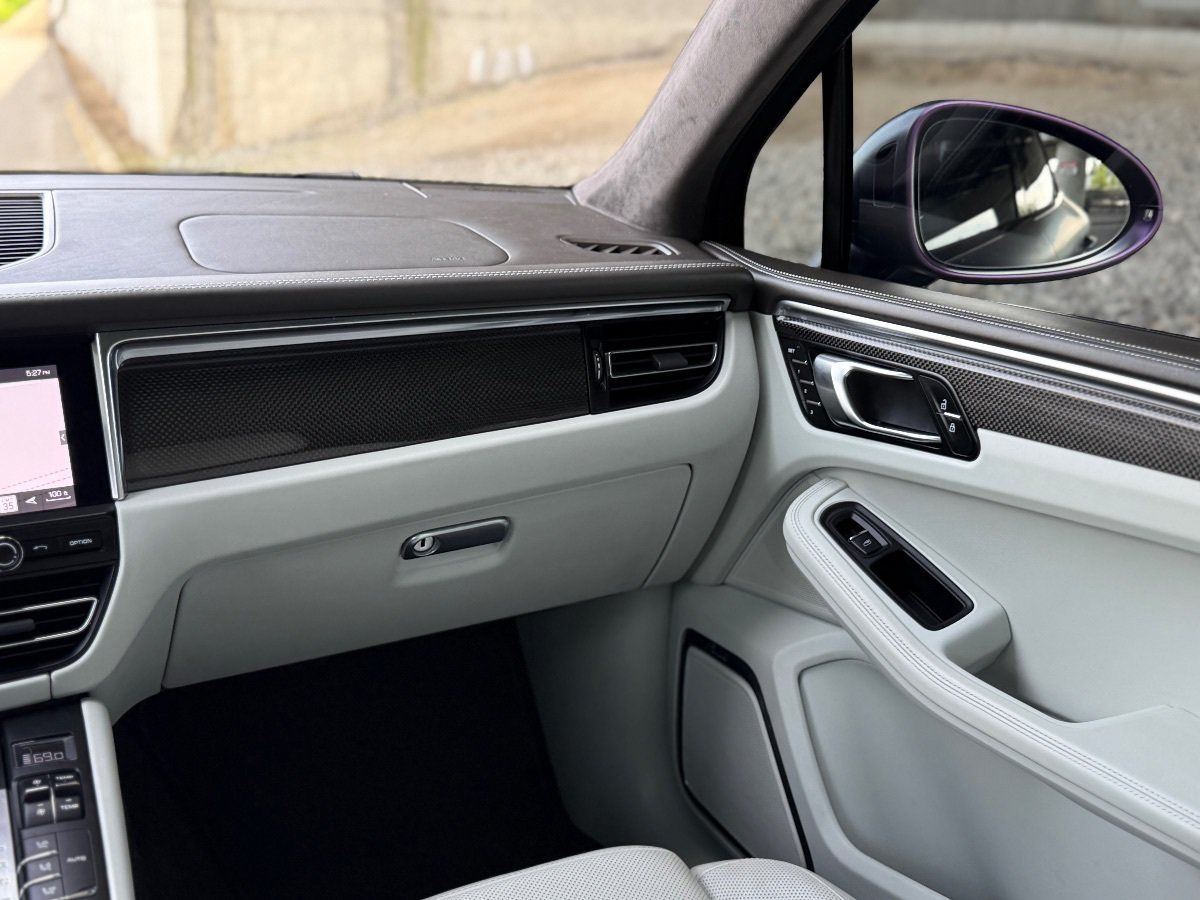 Used 2021 Porsche Macan Turbo AWD/4WD image 28