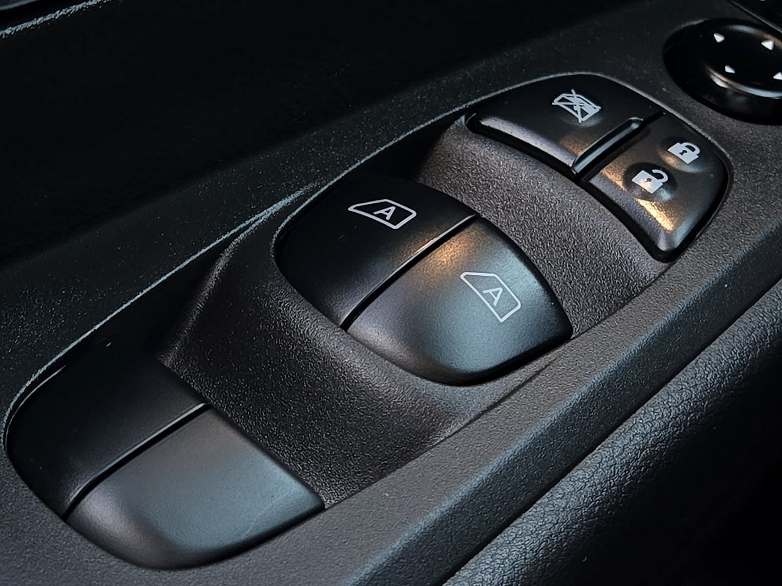 Used 2023 Nissan Kicks SR w/ SR Premium Package FWD image 17