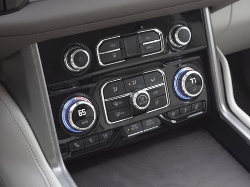 Used 2024 GMC Yukon XL Denali w/ Advanced Technology Package image 17