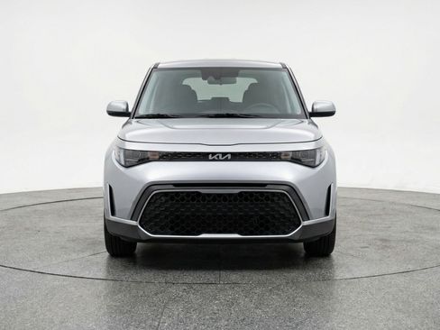 Used 2025 Kia Soul LX w/ LX Technology Package FWD image 2