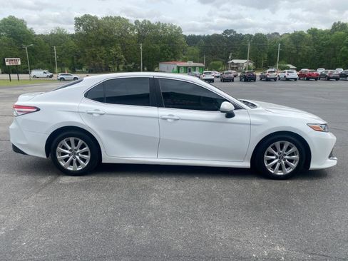 Used 2018 Toyota Camry LE image 5