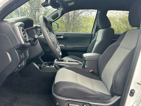 Used 2020 Toyota Tacoma TRD Sport w/ Technology Package AWD/4WD image 9