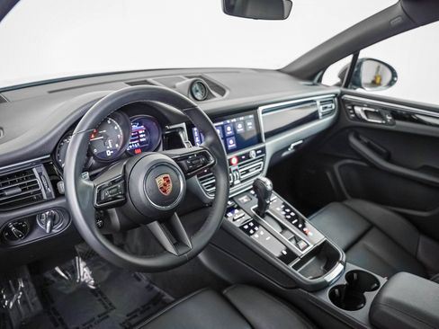 Certified 2026 Porsche Macan AWD/4WD image 4