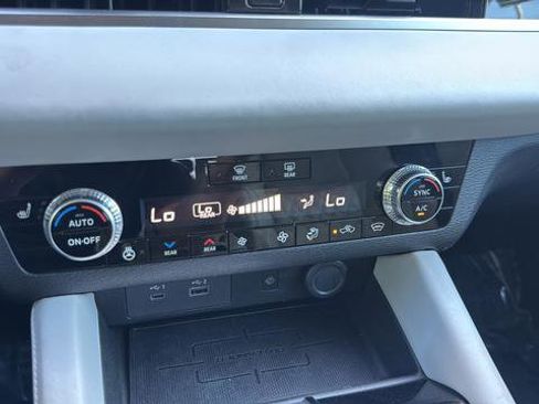 Used 2024 Mitsubishi Outlander 4WD Plug-In Hybrid image 19