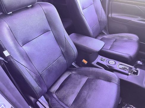 Used 2015 Mitsubishi Outlander GT image 29