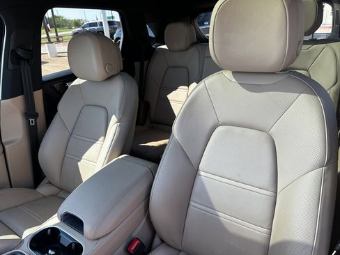 Used 2022 Porsche Cayenne Platinum Edition image 25