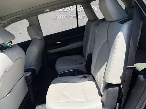 Used 2025 Toyota Grand Highlander AWD image 23