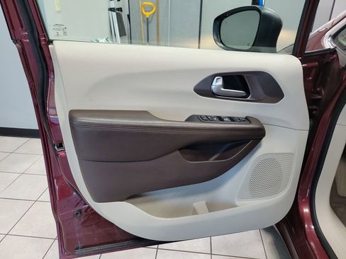 Used 2018 Chrysler Pacifica LX image 26