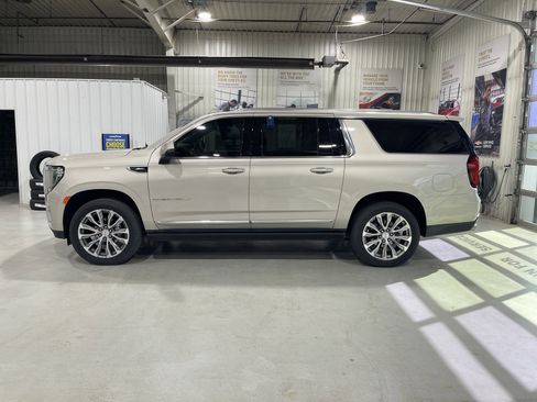 Used 2021 GMC Yukon XL Denali w/ Denali Premium Package image 5