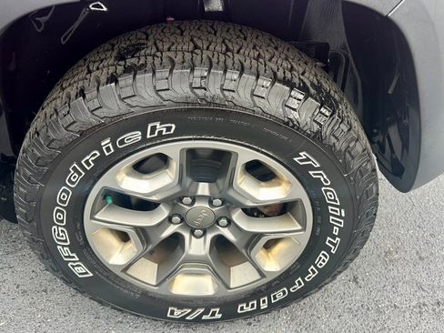 Used 2019 Jeep Cherokee Trailhawk w/ Cold Weather Group image 21