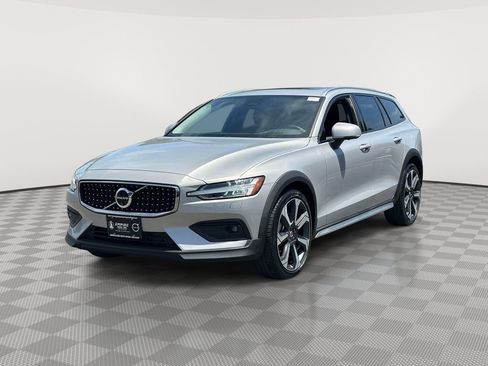 Certified 2024 Volvo V60 B5 Cross Country Ultimate AWD/4WD image 2