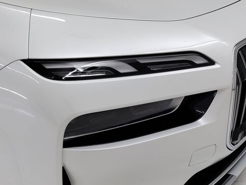 Used 2025 BMW i7 xDrive60 image 3