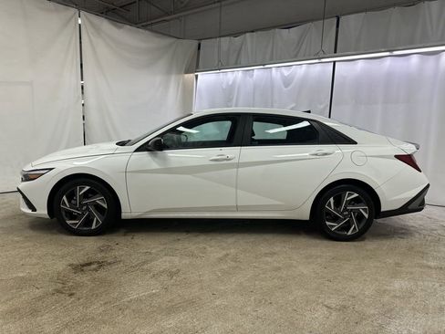 Used 2025 Hyundai Elantra Sport image 2