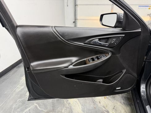 Used 2017 Chevrolet Malibu Premier w/ Driver Confidence Package FWD image 9