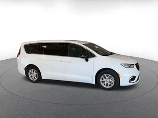 Used 2025 Chrysler Pacifica Select video 2