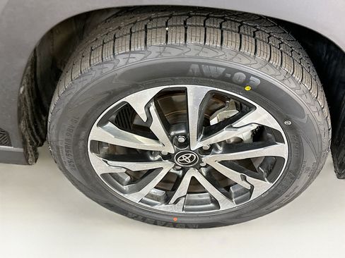 Used 2024 Toyota Corolla Cross XLE image 11