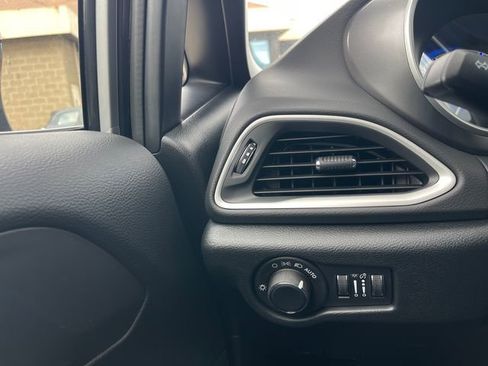 New 2026 Chrysler Voyager LX image 19