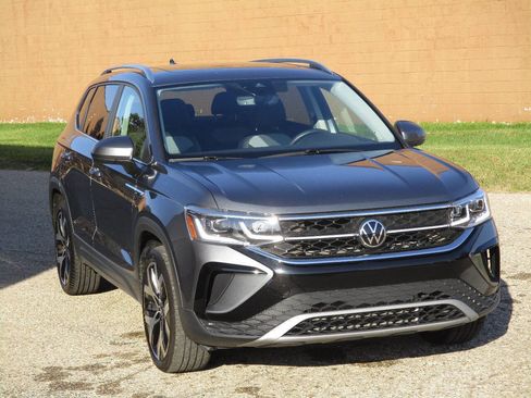 Used 2022 Volkswagen Taos SEL image 9