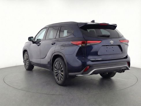 Used 2024 Toyota Highlander XSE image 6