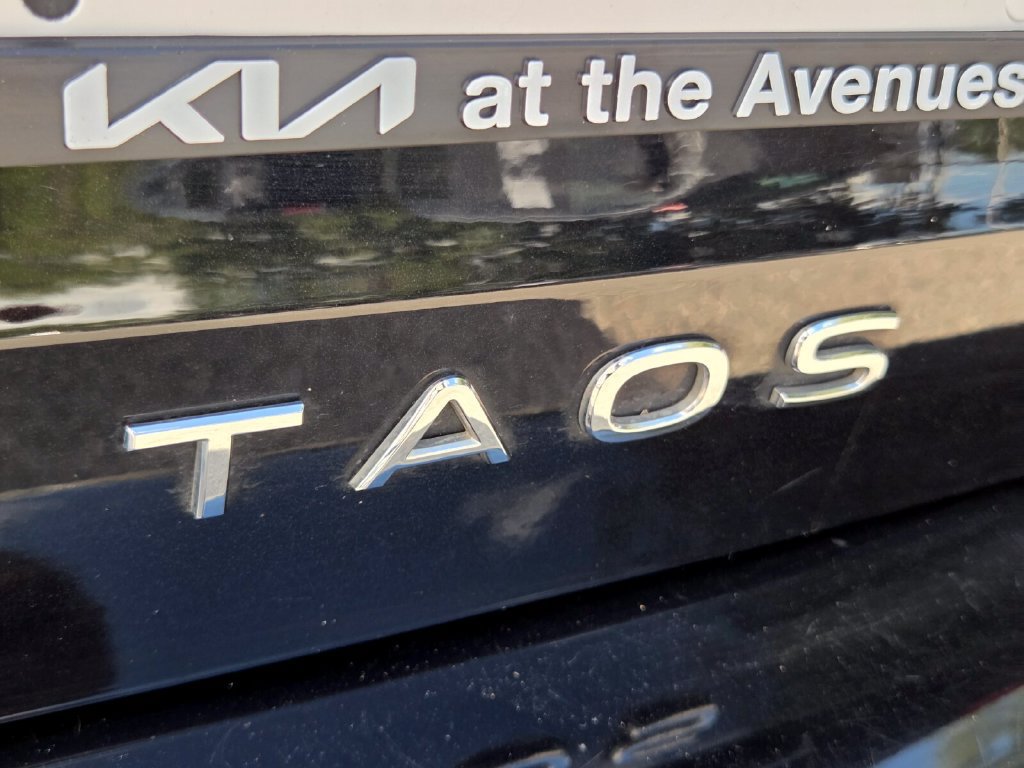 Used 2022 Volkswagen Taos SE w/ Panoramic Sunroof Package FWD image 16