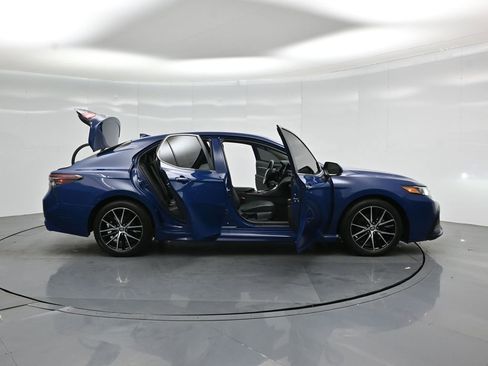 Used 2023 Toyota Camry SE w/ Cold Weather Package image 5