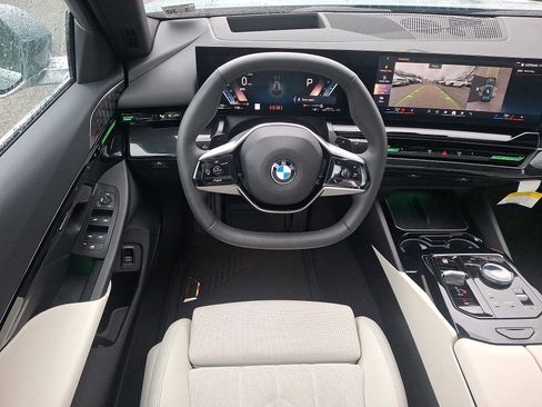 Used 2025 BMW 530i xDrive w/ Premium Package AWD/4WD image 12