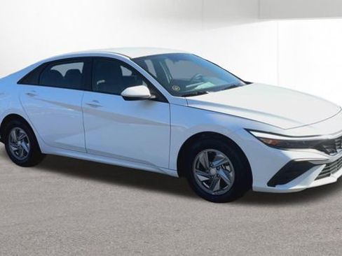 New 2026 Hyundai Elantra SE FWD image 2