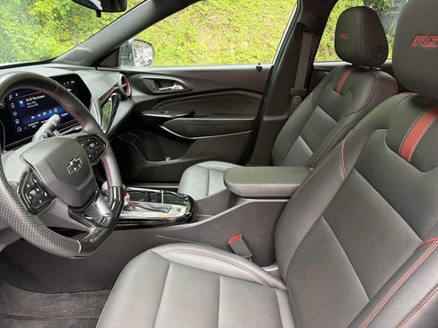 Used 2024 Chevrolet Trax RS w/ Sunroof Package FWD image 19