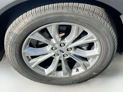 Used 2023 Ford Explorer XLT w/ Equipment Group 202A AWD/4WD image 32