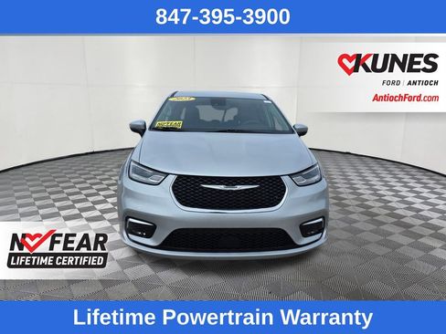 Used 2023 Chrysler Pacifica Touring-L image 2