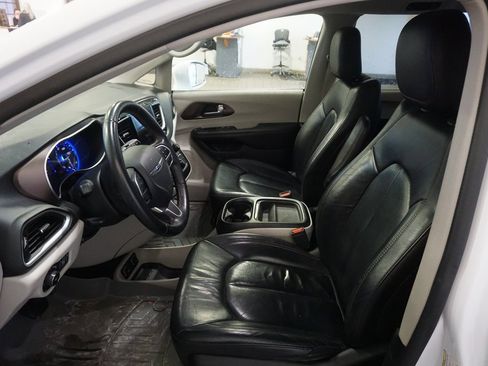 Used 2018 Chrysler Pacifica Touring-L w/ Tire & Wheel Group image 20