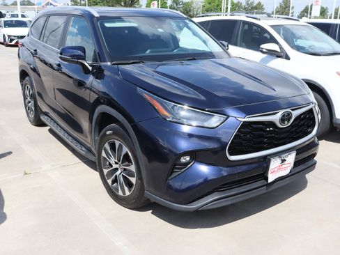 Used 2023 Toyota Highlander XLE image 2