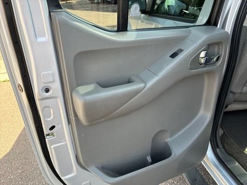 Used 2010 Nissan Frontier SE AWD/4WD image 25