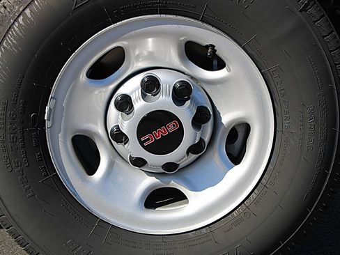 Used 2025 GMC Savana 2500 Extended w/ Driver Convenience Package image 27