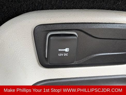 Used 2023 Chrysler Pacifica Touring-L FWD image 21