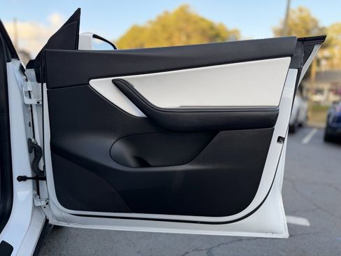 Used 2021 Tesla Model Y Long Range image 35