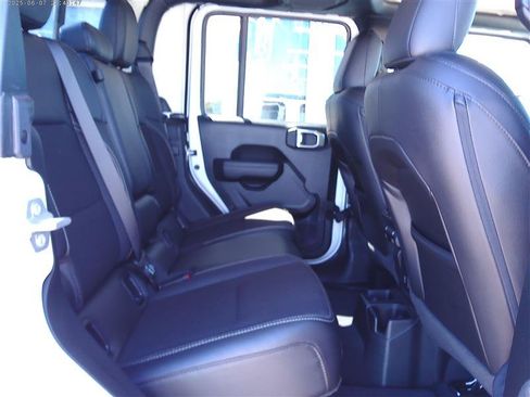 Used 2023 Jeep Gladiator Sport AWD/4WD image 8