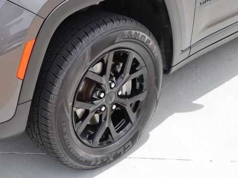 Used 2024 Jeep Grand Cherokee Altitude RWD image 2