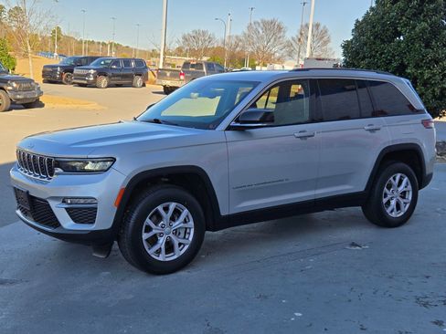 Used 2022 Jeep Grand Cherokee Limited image 3